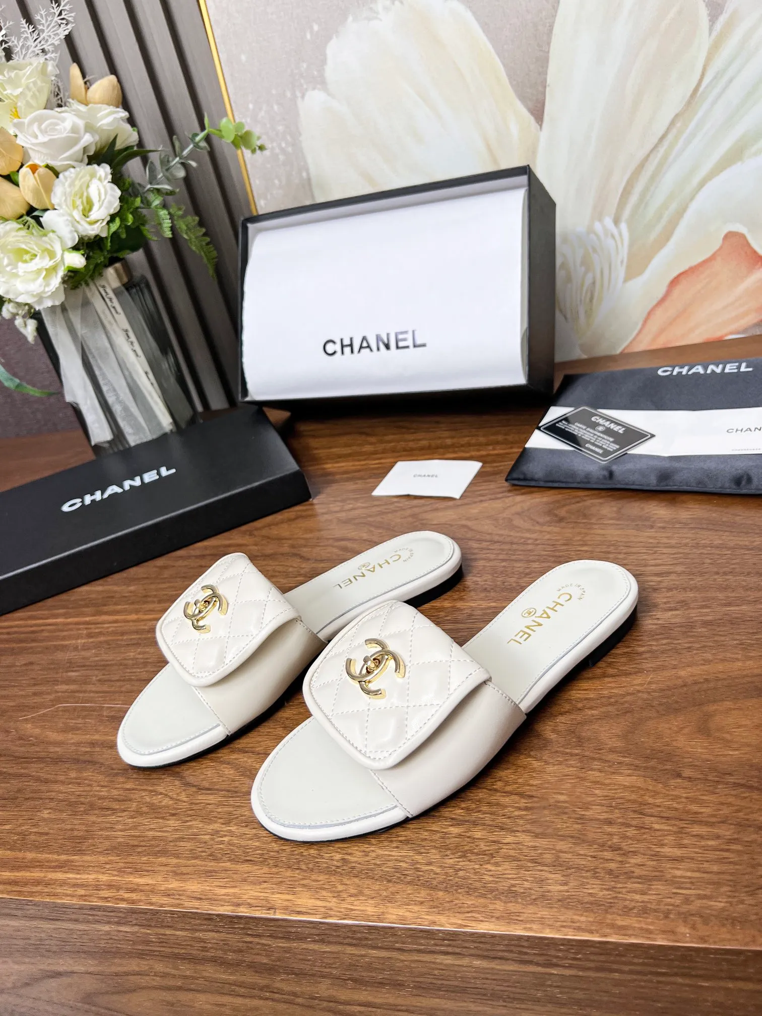 👟👟Ex-factory price 440👟👟Chanel classic slippers✅, very classic made of diamond-patterned cowhide😊 And it also has Chanel's classic gold buckle, heel, comfortable and easy to wear. Fabric: cowhide. Lining: cow lining. Color: black, white. Size: 35-42 (41, 42 can be customized and non-returnable). Outsole: Made of genuine leather outsole. Packaging: with card, cloth bag